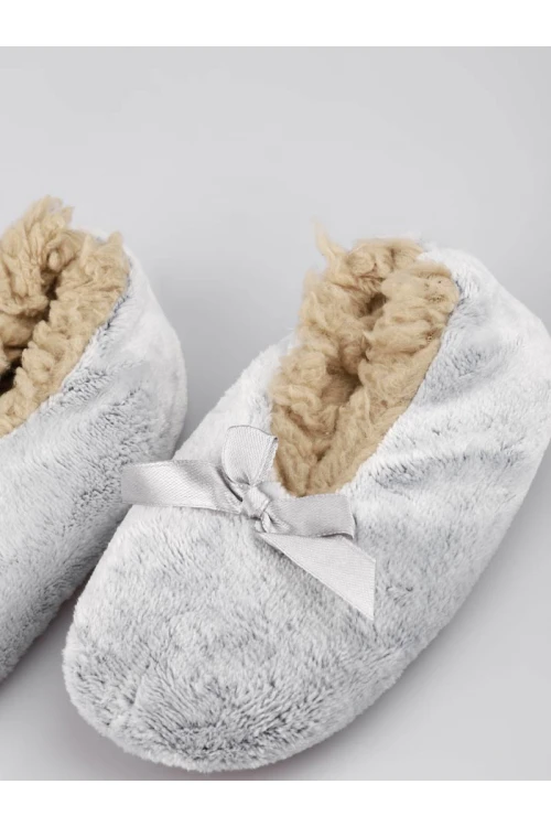 حذاء منزل مبطن بالفرو بتفاصيل فيونكة