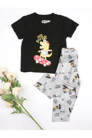 طقم بيجاما بنطلون بطبعات مع تيشيرت بياقة ضيقة