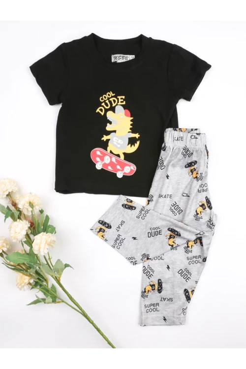 طقم بيجاما بنطلون بطبعات مع تيشيرت بياقة ضيقة