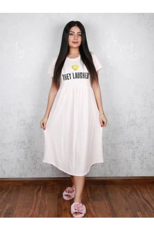 قميص مقلم بقصة واسعة و طبعات كتابة