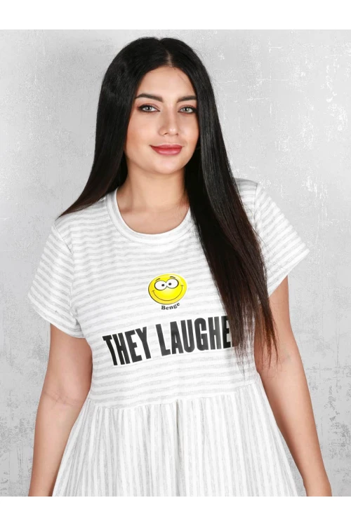 قميص مقلم بقصة واسعة و طبعات كتابة