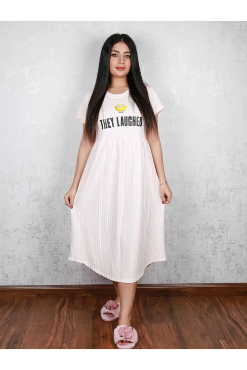 قميص مقلم بقصة واسعة و طبعات كتابة