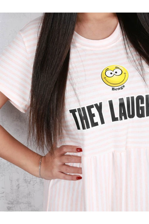 قميص مقلم بقصة واسعة و طبعات كتابة