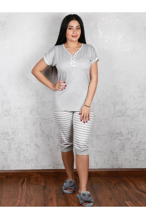 بيجاما برمودا مقلم مع تيشيرت بأكمام قصيرة