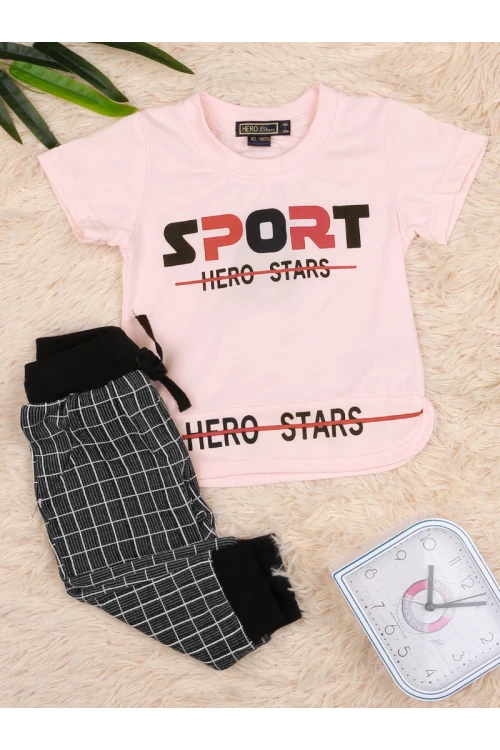 بنطلون كاروهات مع تيشيرت بطبعات كتابة