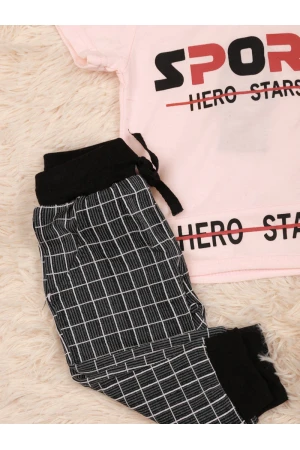 بنطلون كاروهات مع تيشيرت بطبعات كتابة