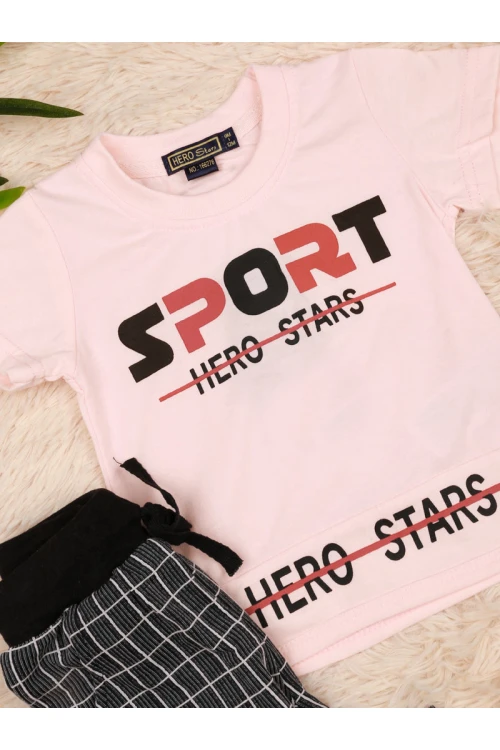 بنطلون كاروهات مع تيشيرت بطبعات كتابة