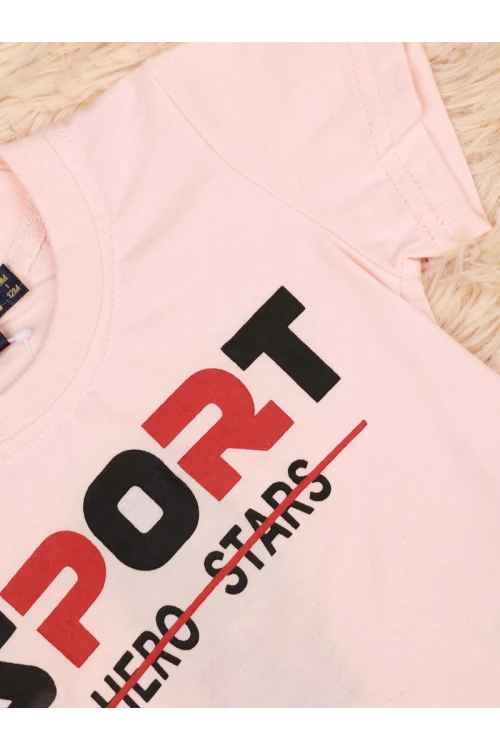 بنطلون كاروهات مع تيشيرت بطبعات كتابة