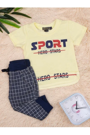 بنطلون كاروهات مع تيشيرت بطبعات كتابة