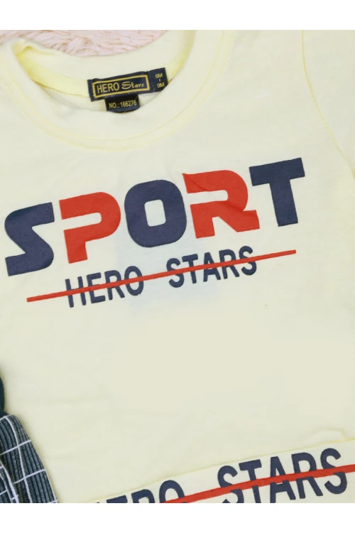 بنطلون كاروهات مع تيشيرت بطبعات كتابة