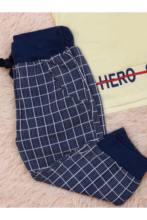 بنطلون كاروهات مع تيشيرت بطبعات كتابة