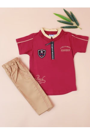 بنطلون بخصر مطاطي مع تيشيرت بياقة عاليه 