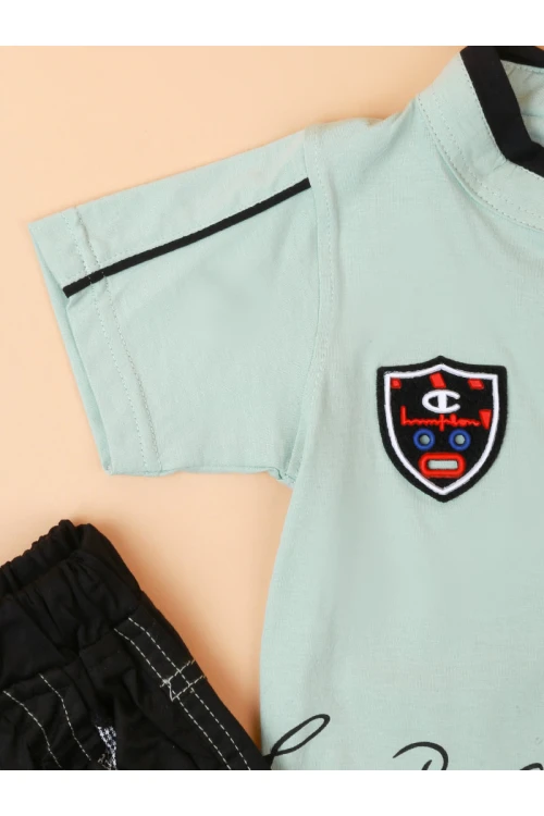 بنطلون بخصر مطاطي مع تيشيرت بياقة عاليه