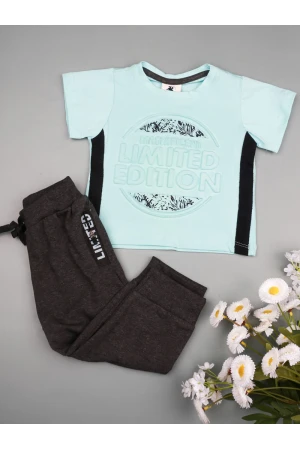 طقم بنطلون بخصر مطاطي مع تيشيرت بارز الملمس