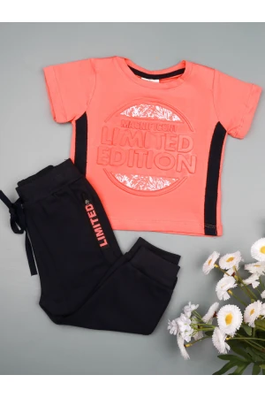 طقم بنطلون بخصر مطاطي مع تيشيرت بارز الملمس