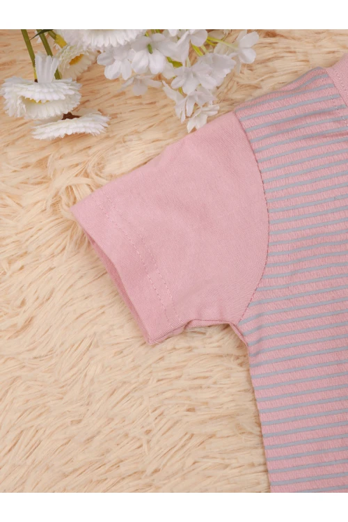 بنطلون بأطراف مطاطية مع تيشيرت مخطط