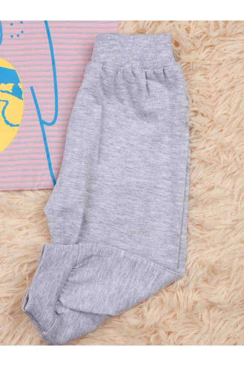 بنطلون بأطراف مطاطية مع تيشيرت مخطط