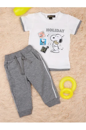 بنطلون رياضي مع تيشيرت بطبعات