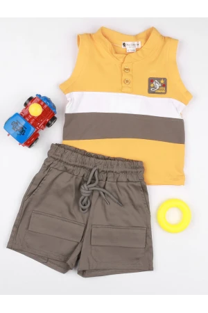 طقم تشيرت مخطط مع شورت بخصر مطاطي و حزام ربط