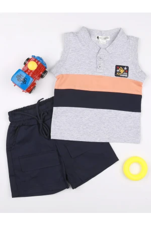 طقم تشيرت مخطط مع شورت بخصر مطاطي و حزام ربط