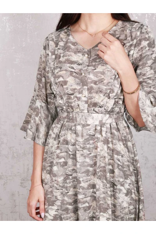 فستان طويل بطبعات متعددة الالوان و أكمام متوسطة الطول