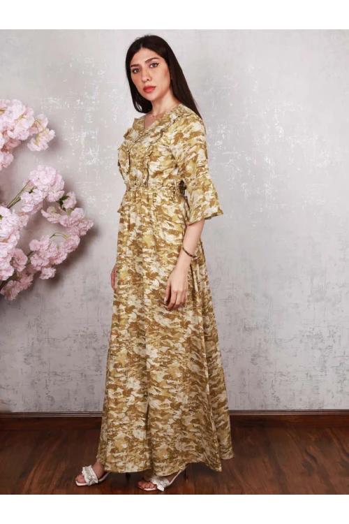 فستان طويل بطبعات متعددة الالوان و أكمام متوسطة الطول