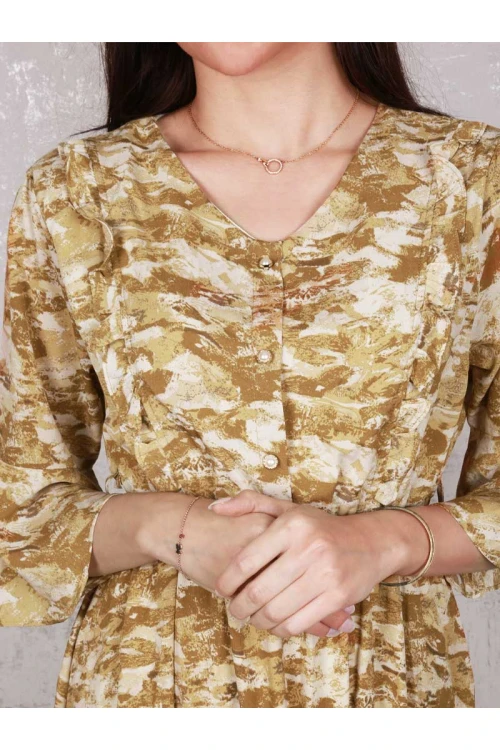 فستان طويل بطبعات متعددة الالوان و أكمام متوسطة الطول