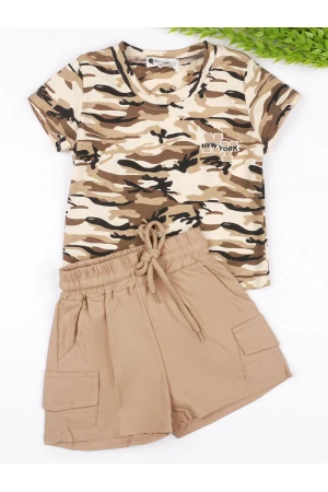 طقم شورت بجيوب و تيشيرت بطبعات بياقة دائرية