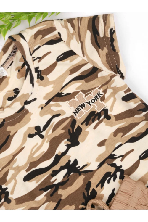 طقم شورت بجيوب و تيشيرت بطبعات بياقة دائرية