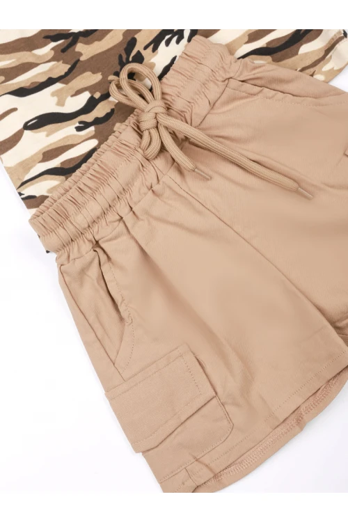 طقم شورت بجيوب و تيشيرت بطبعات بياقة دائرية