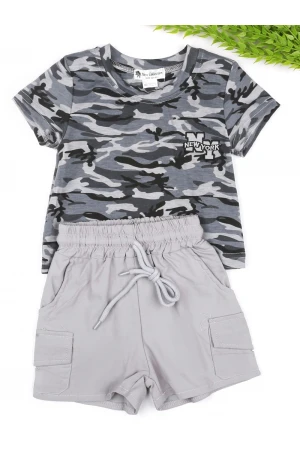 طقم شورت بجيوب و تيشيرت بطبعات بياقة دائرية