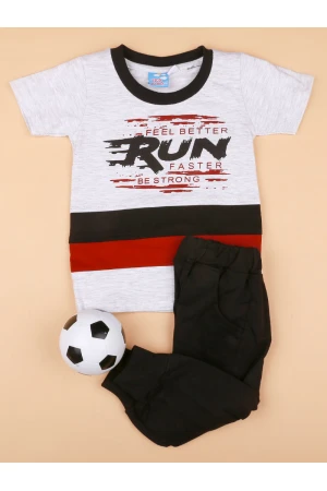 طقم بنطلون رياضي مع تيشيرت بأكمام قصيرة