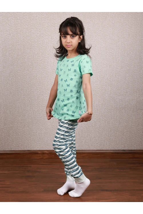 بيجاما مخططه مع تيشيرت بطبعات فراشة