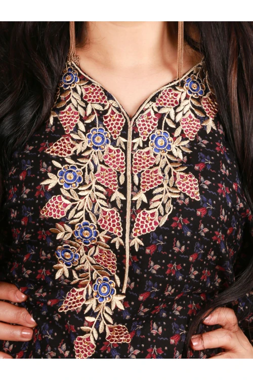 جلابية طويلة مزخرفة بطبعات