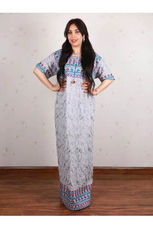 جلابية بأكمام قصيرة مزينة بطبعات