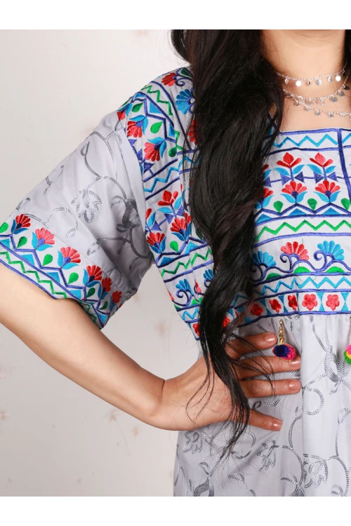 جلابية بأكمام قصيرة مزينة بطبعات