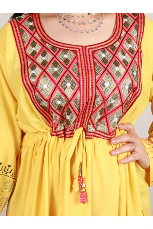 جلابية بحزام ربط و أكمام طويلة مزخرفة