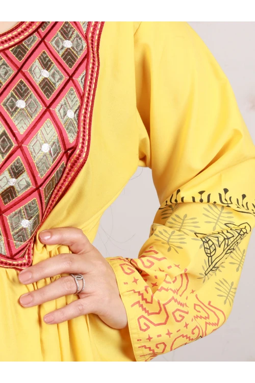 جلابية بحزام ربط و أكمام طويلة مزخرفة