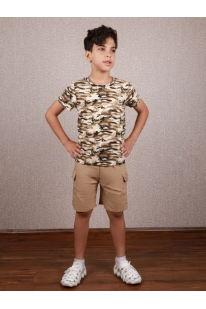 طقم شورت سادة مع تيشيرت بطبعات