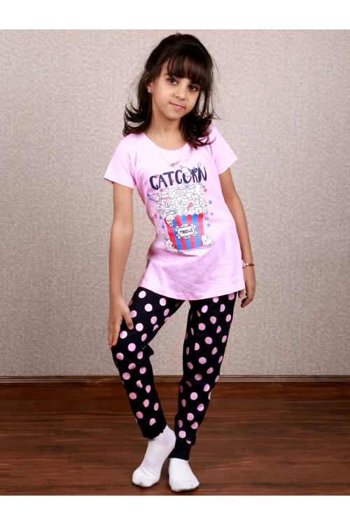 بنطلون منقط مع تيشيرت بطبعات