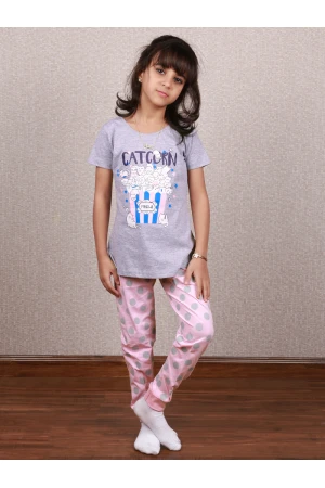 بنطلون منقط مع تيشيرت بطبعات