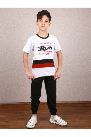 طقم بنطلون سادة مع تيشيرت بطبعات كتابة