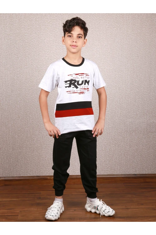 طقم بنطلون سادة مع تيشيرت بطبعات كتابة