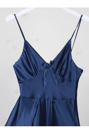 قميص ساتان ساده بحمالات رفيعة