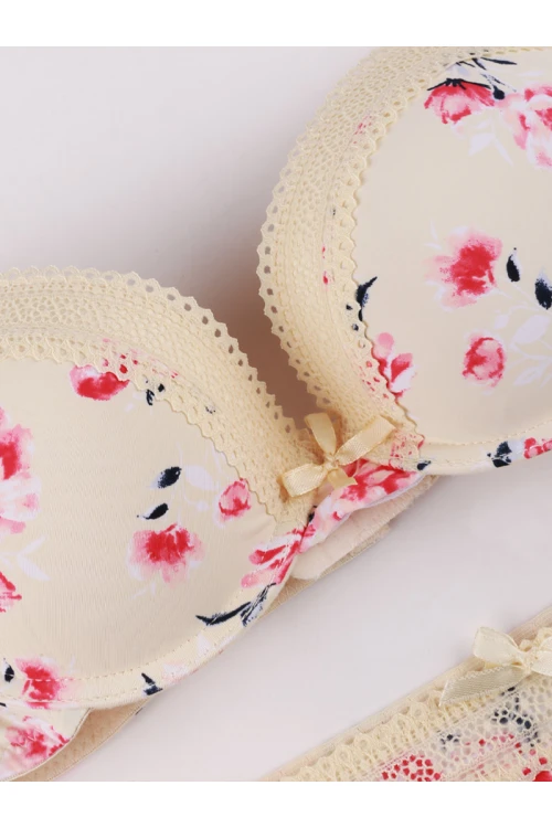 طقم داخلي مزين بالزهور