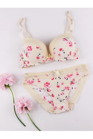 طقم داخلي مزين بالزهور