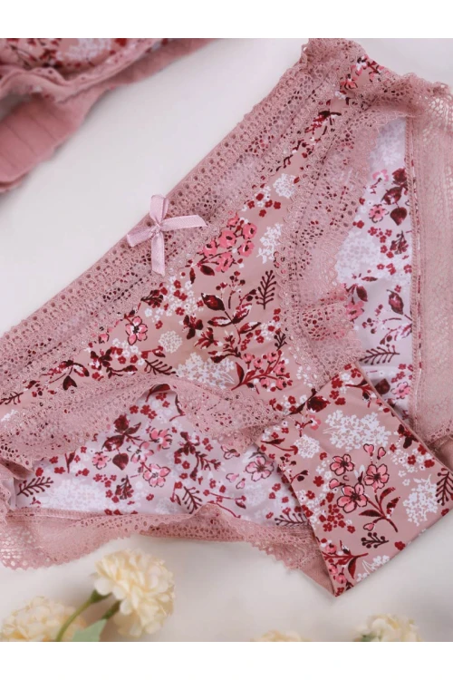 طقم داخلي مزين بطبعات زهور