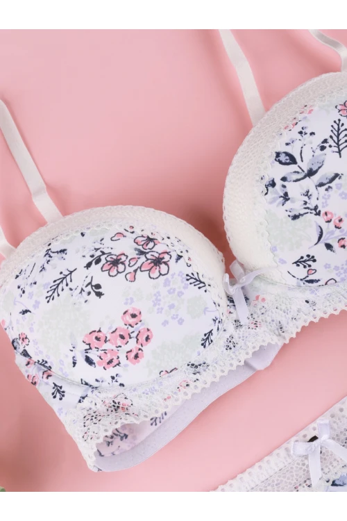 طقم داخلي مزين بطبعات زهور