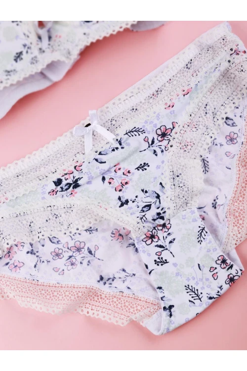 طقم داخلي مزين بطبعات زهور