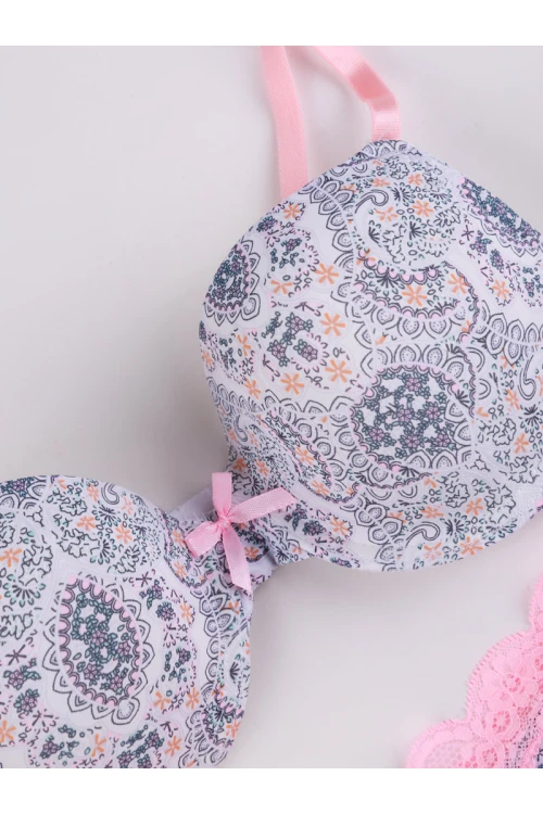 طقم داخلي مزين بطبعات و دانتيل